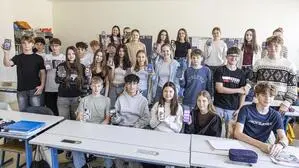 Schüler halten ihre Handys hoch | Die Schüler haben ihre Handys zurück - außer jene, die sie vergessen haben