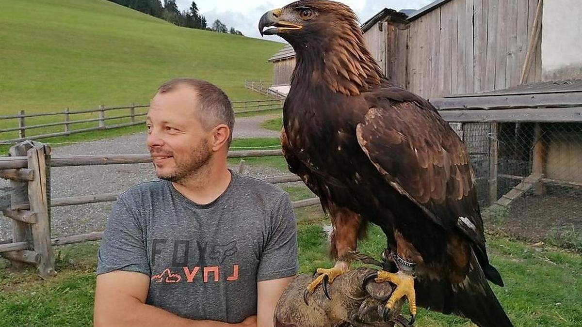 Erleichterung beim Besitzer des Steinadlers Peter Krizan, als er den Adler wieder abholen konnte