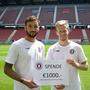 Austria Klagenfurt-Spieler und Fans spendeten 1000 Euro: Kapitän Markus Pink und Christopher Cvetko (rechts)