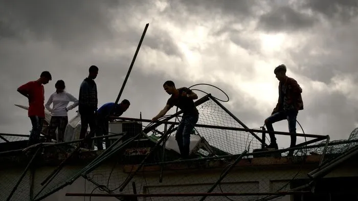 Nach dem heftigen Tornado auf Kuba ist die Zahl der Toten auf vier gestiegen. Weitere 195 Menschen wurden verletzt, wie das Staatsfernsehen am Montag (Ortszeit) unter Berufung auf die zuständigen Behörden berichtete.