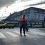 Auch am Dietrischsteinplatz blockierten Aktivisten der Letzten Generation den Verkehr aus Protest