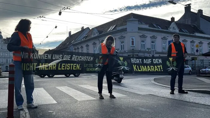 Auch am Dietrischsteinplatz blockierten Aktivisten der Letzten Generation den Verkehr aus Protest