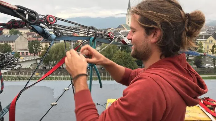 Der deutsche Extremsportler Alexander Schulz will einen Weltrekordversuch über den Dächern von Villach brechen.