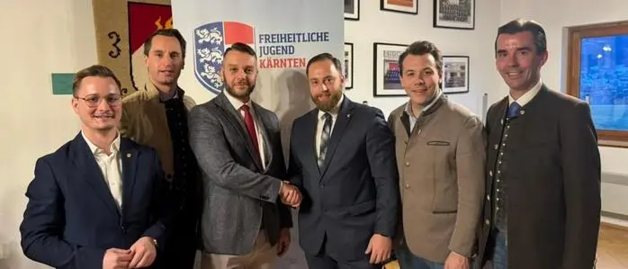 Blaues Paradoxon: Viktor Erdesz (Dritter von links) ist zwar aus der FPÖ geflogen, bleibt aber Chef der Freiheitlichen Jugend