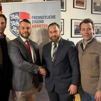 Blaues Paradoxon: Viktor Erdesz (Dritter von links) ist zwar aus der FPÖ geflogen, bleibt aber Chef der Freiheitlichen Jugend