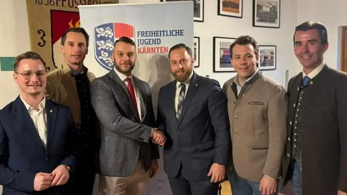 Blaues Paradoxon: Viktor Erdesz (Dritter von links) ist zwar aus der FPÖ geflogen, bleibt aber Chef der Freiheitlichen Jugend