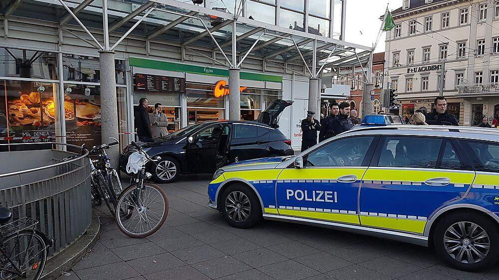 Ein Mann soll am 25. Februar auf dem belebten Bismarckplatz von Heidelberg mit einem Mietauto einen Passanten getötet und zwei weitere Menschen verletzt haben