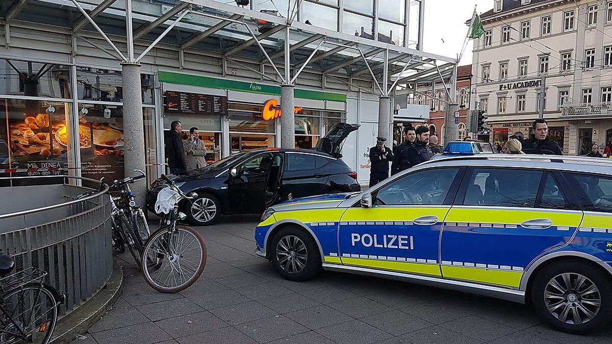 Ein Mann soll am 25. Februar auf dem belebten Bismarckplatz von Heidelberg mit einem Mietauto einen Passanten getötet und zwei weitere Menschen verletzt haben