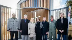 Ministerin Klaudia Tanner (3. von links) und weitere Ehrengäste bei der Eröffnung der Kapelle