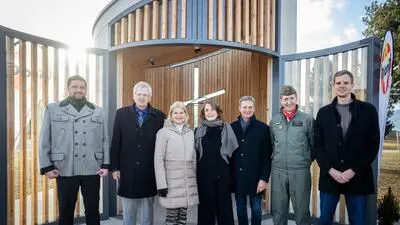 Ministerin Klaudia Tanner (3. von links) und weitere Ehrengäste bei der Eröffnung der Kapelle