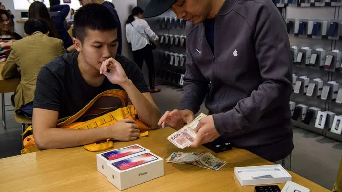 Vor den Apple-Stores bildeten sich am Freitag schon Stunden vor der Geschäftsöffnung lange Schlangen. "Es ist typisch für Chinesen", sagte eine Verkäuferin im Laden im populären Einkaufszentrum Taikooli in Pekings Stadtviertel Sanlitun. "Sie müssen das iPhone am ersten Tag haben."