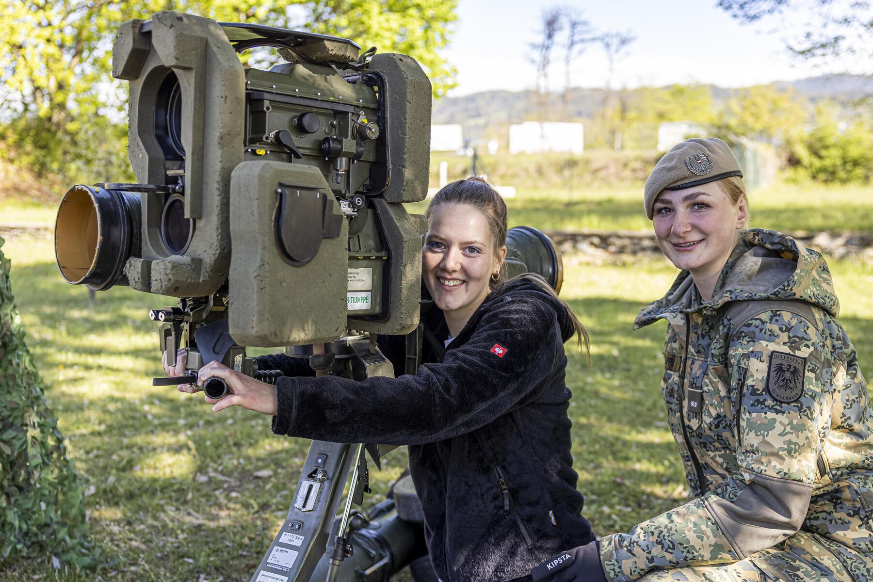 Waffen, Bagger und Panzer waren fest in weiblicher Hand