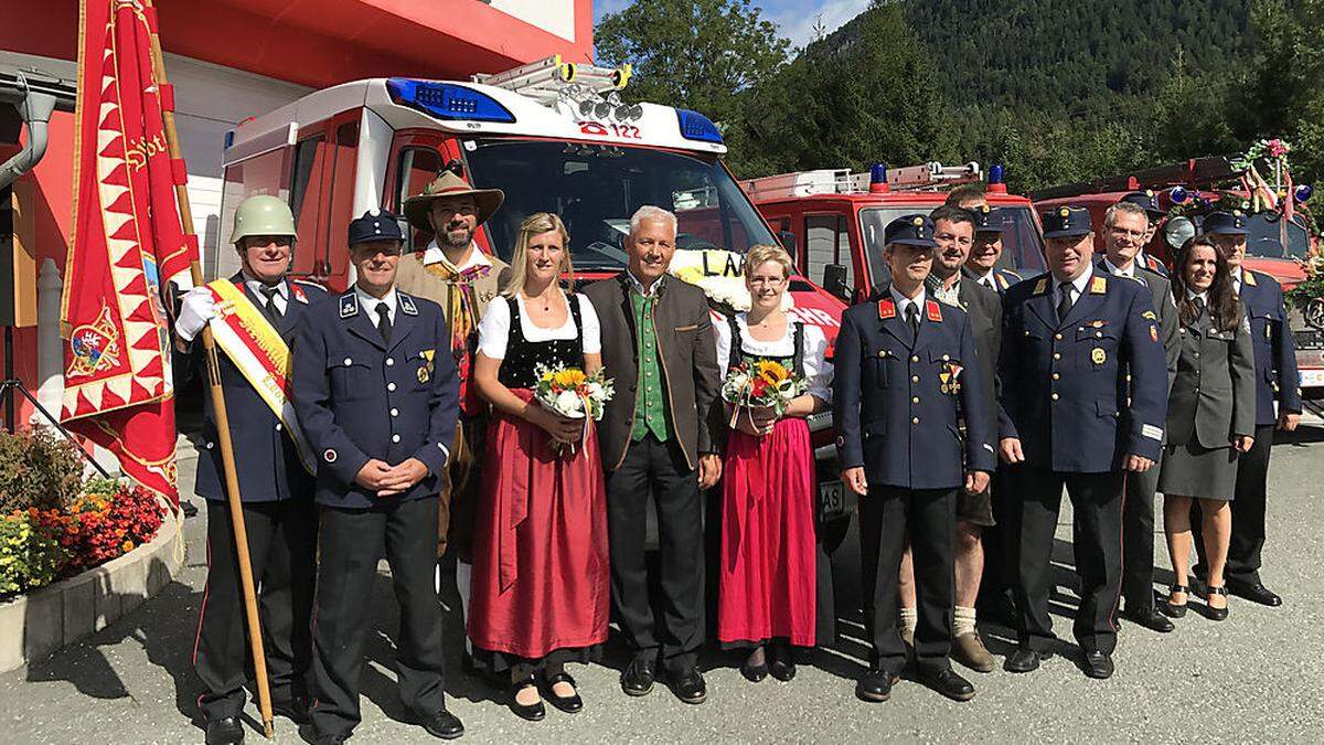 Feierliche Übergabe eines Kleinlöschfahrzeuges in Laas