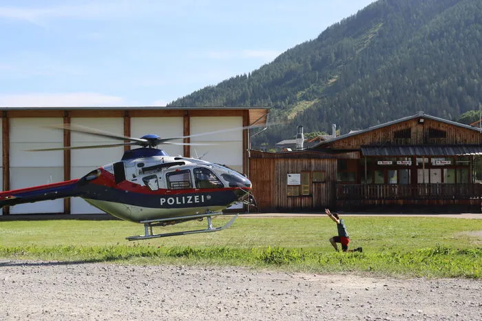 Auch das Einweisen der Hubschrauber muss geübt werden, damit die Piloten den Instruktionen folgen und so punktgenau landen können.  
