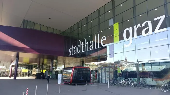 Das Himmeltor für interessierte Besucher präsentiert sich gläsern.