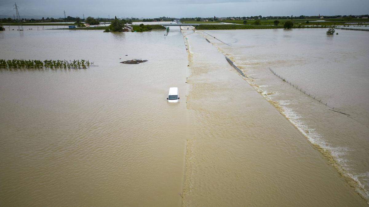 Dramatische Szenen am Dienstag auf der A 14 zwischen Faenza und Frolì. Die Autobahn ist auf einer Länge von einem Kilometer meterhoch überflutet