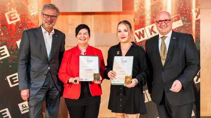 Roter Teppich, eine aufwändige Bühnenshow und Spannung in der Luft: Mit einem Hauch von Hollywood ging die erste „Stars of Styria“-Verleihung im Jahr 2024 über die Bühne.  In der Mehrzweckhalle beim JUFA in Maria Lankowitz bei Hotelchefin Monika Heinrich wurden jene Lehrlinge, die ihre LAP im vergangenen Jahr mit Auszeichnung abgeschlossen haben, und deren Ausbildungsbetriebe sowie die neuen Meisterinnen und Meister, die ebenfalls ihre Ausbildung mit Auszeichnung abgeschlossen haben, aus dem Bezirk Voitsberg geehrt.