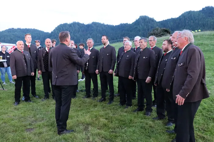Der MGV Tif­fen unter dem Chorleiter Hubert Warmuth &amp; Obmann Karl Gfrerer hatten u.a. Jagdlieder im Programm.