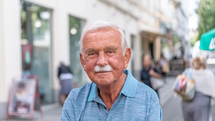 Klaus Hirschenberg, 77, fährt regelmäßig mit der Straßenbahn und findet die Maskenpflicht in den öffentlichen Verkehrsmitteln gut: "Sie ist kein Kostenpunkt, keine Arbeit, es ist nur die Faulheit der Leute." Allein, dass es unter den selbstgemachten Masken oft ganz schön warm werden kann, merkt er an. Er habe aber auch einen Plexiglasschutz als Alternative und immer mindestens zwei Masken mit dabei: "Falls eine kaputt geht", lacht er.