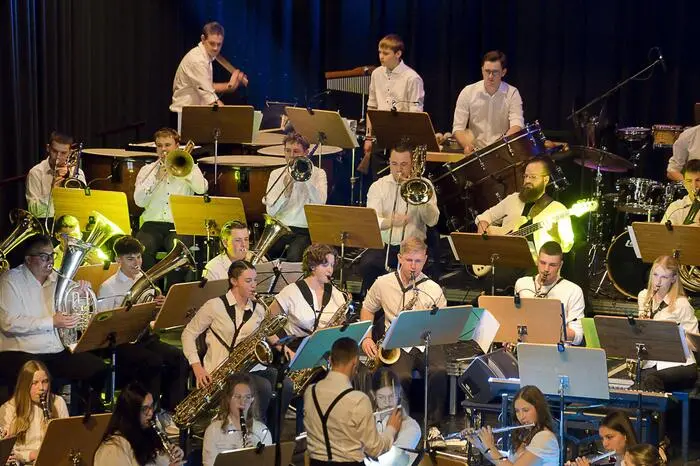Das junge und dynamische Orchester setzt sich aus derzeitigen und ehemaligen Musikschülern der Musikschule der Stadt sowie jungen Musikern aus den neun Blasorchestern des Blasmusikbezirkes Knittelfeld zusammen. 