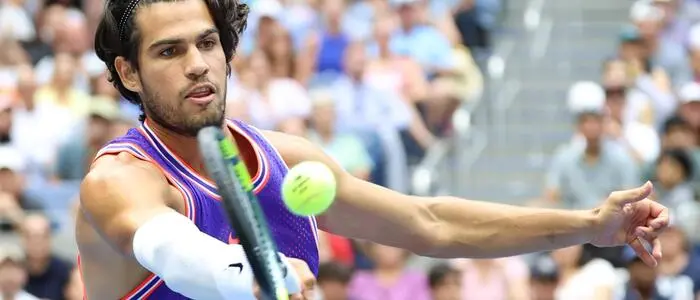 Carlos Alcaraz trat in Flushing Meadows mit Armstrumpf auf