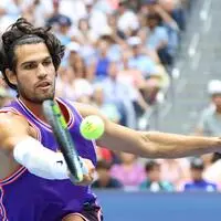 Carlos Alcaraz trat in Flushing Meadows mit Armstrumpf auf