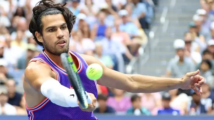 Carlos Alcaraz trat in Flushing Meadows mit Armstrumpf auf