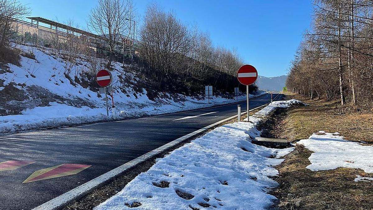 Bei der Autobahnabfahrt Judenburg Ost werden Markierungen ausprobiert - zusätzlich zu den Tafeln