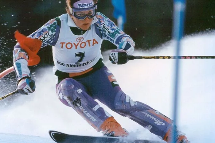 Bittere Niederlage als Basis für den Erfolgs-Slalom durchs Leben: Zehn Jahre zählte Claudia Strobl zu den besten Slalom-Läuferinnen der Welt. Herausragend der Winter 1989/90. Da feierte die Afritzerin ihren einzigen Weltcup-Sieg und lieferte sich mit Vreni Schneider bis zum letzten Rennen einen Kampf um die Kristallkugel im Slalomweltcup. Ein Ausfall nach überlegener Halbzeitführung war Basis für ihre Zukunft. Heute ist die 51-jährige oft gebuchte Trainerin für „mentale, körperliche und emotionale Fitness“.