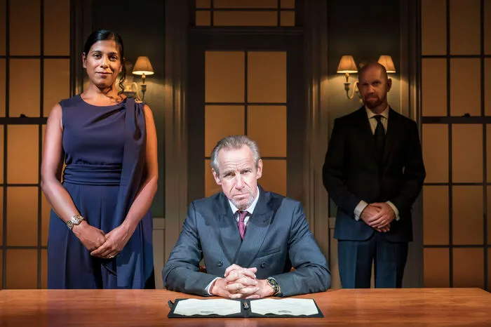 Lolita Chakrabarti als Gertrude, Nicholas Farrell als Claudius und Sean Foley als Polonius