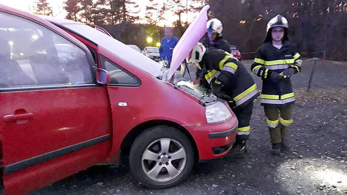 Die Feuerwehr schloss zur Sicherheit die Autobatterie ab