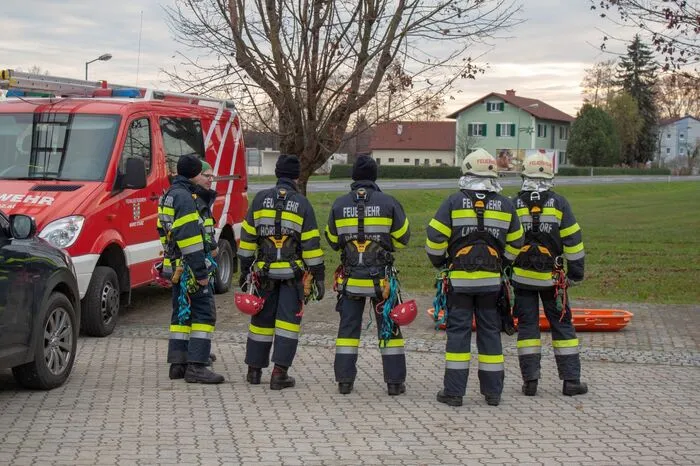 Auch die Bereiche Knotenkunde, Material und Wartung übten die Feuerwehrleute bei dieser Gelegenheit.