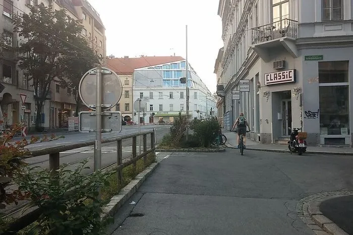 Ein Grazer Klassiker: Der Radweg entlang der Conrad-von-Hötzendorf-Straße hört Richtung stadteinwärts kurz vor der Jakoministraße einfach auf, als Radfahrer steht man schlicht an und muss großräumig ausweichen über die Klosterwiesgasse oder Schießstatt- und Schönaugasse. Oder man nimmt den Gehsteig beziehungsweise die Straßenbahngleise und fährt geradeaus weiter – zwar logischer-, aber in diesem Fall illegalerweise.