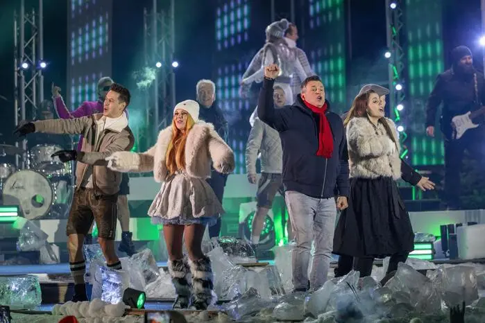Die Stars der volkstümlichen Musik und des Schlagers präsentieren ihre Hits bei der größten Après Ski Party in Bad Kleinkirchheim. Stefanie Hertel und Marco Ventre führen wieder durch den Abend.
Mit: DJ Ötzi, Melissa Naschenweng, Nik P., Marc Pircher,Schürzenjäger, Draufgänger & Hannah, Nockis, Olaf Berger, Natalie Holzner, Matakustix, Matty Valentino, Mountain Crew, Münchner Zwietracht, Kerstin Schmidt, Schneiderwirt Trio, Sunnseitn, Thierseer, Anna-Carina Woitschack und Zwirn