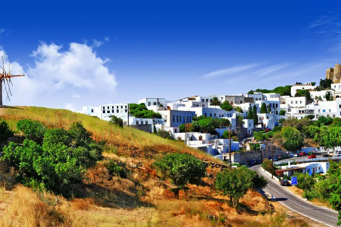 Die Heilige. Das „Jerusalem der Ägäis“ nennt man Patmos, denn hier soll der Apostel Johannes seine Offenbarung in einer dunklen Grotte verfasst haben. Die kann man genauso besichtigen wie das nach ihm benannte Kloster, dessen Bibliothek zum Welterbe der Unesco zählt, oder den prächtigen Hauptort der Insel.