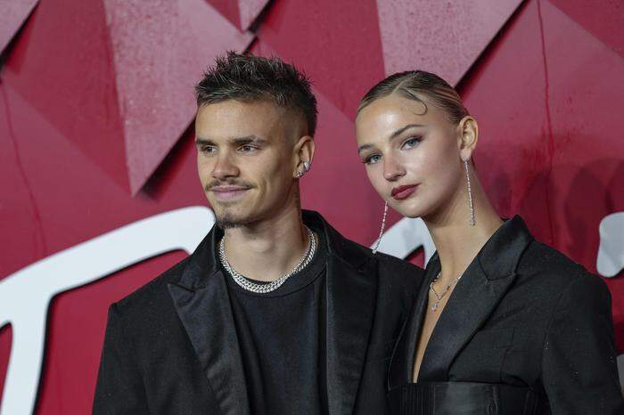 Romeo Beckham und Mia Regan bei den British Fashion Awards im Dezember 2023