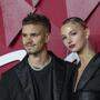 Romeo Beckham und Mia Regan bei den British Fashion Awards im Dezember 2023