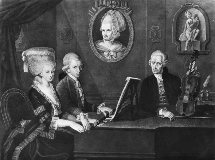 Für Maria Anna beginnt der Klavierunterricht im Alter von sieben Jahren, bei ihrem Bruder Wolfgang Amadeus mit vier. Vater Leopold (rechts) drillt die Kinder zu Wunderkindern am Klavier