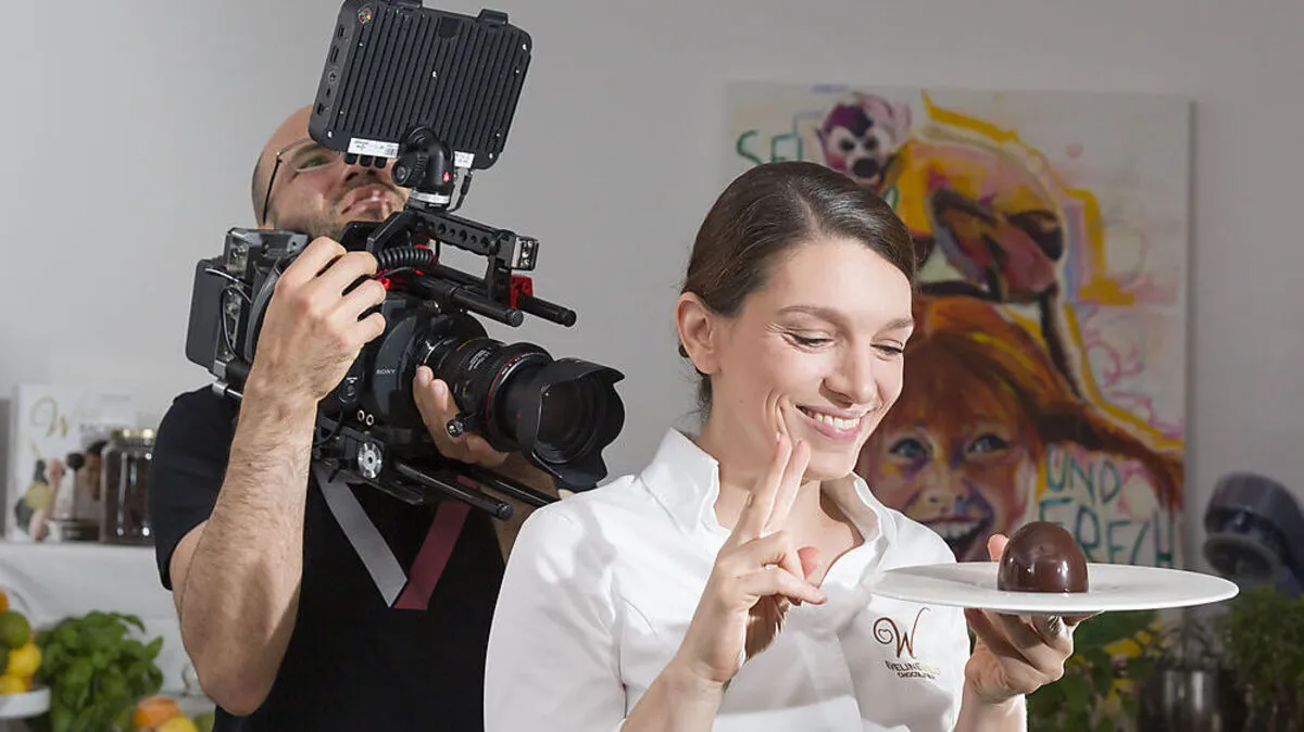 Eveline Wild ließ sich bei der Arbeit vom Team 7Hauben über die Schulter schauen