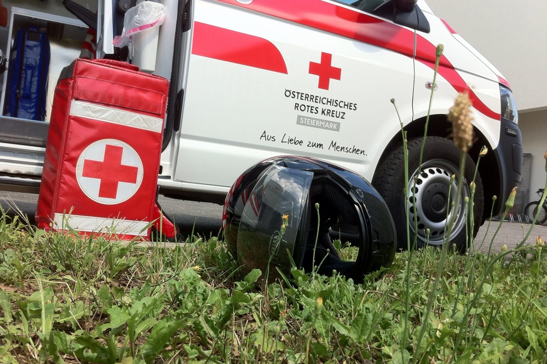 Unfall in Graz-Andritz: 20-jähriger Motorradfahrer rutschte nach Notbremsung in Auto