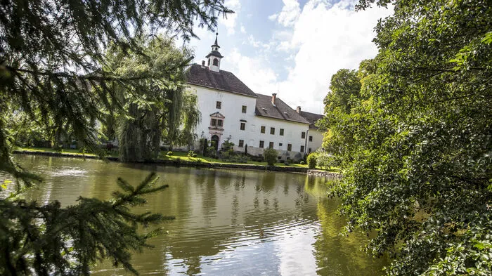 Schloss Rothenthurn liegt hoch über dem Drautal. Die Geschichte des Hauses geht bis in das 11. Jahrhundert zurück. 