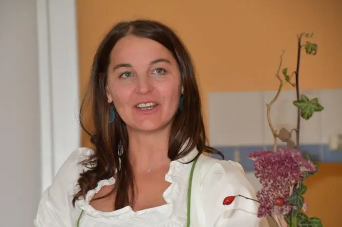 Direktorin Hermine Wallner gratulierte den Absolventinnen und betonte die Bedeutung ihrer zukünftigen Arbeit: „Sie werden an Ihren künftigen Arbeitsplätzen wertvolle Dienste zum Wohle der Menschen leisten, die Pflege benötigen.“ 