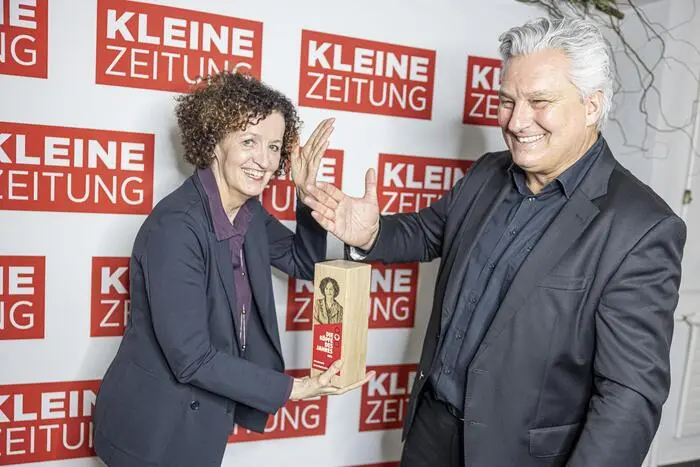Maja Haderlap mit Herausgeber Hubert Patterer bei der „Köpfe des Jahres“-Gala