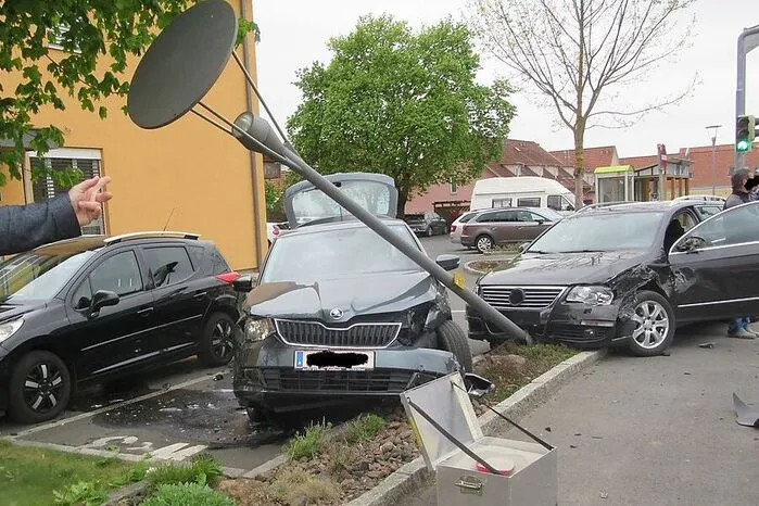 Spektakulärer Auffahrunfall in Gniebing. Die Bilanz des morgendlichen Blechsalates: Fünf beschädigte Autos und eine Verletzte.