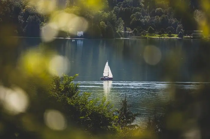 sujet wetter wörthersee segelboot warm herbstsonne blauer himmel einige wolken wolkig