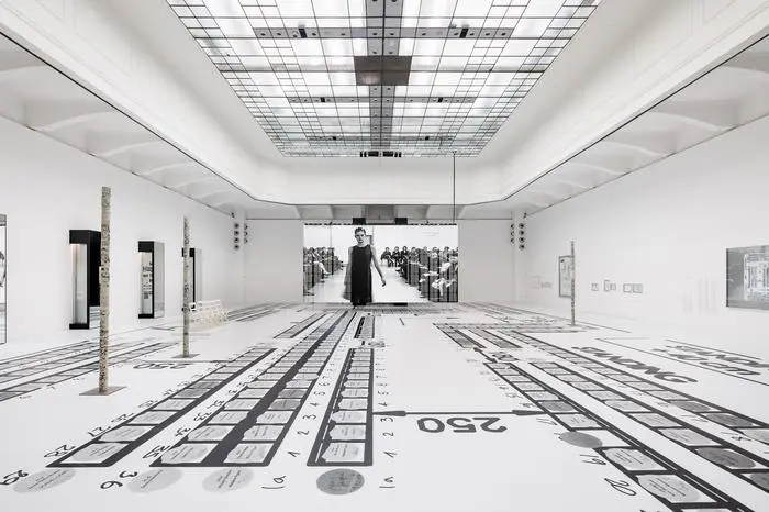 Ein White Cube für die Modenschau, Einblick in die aktuelle MAK-Schau über das Schaffen von Helmut Lang