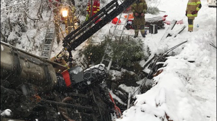 Ein 19-jähriger Mann aus Wolfsberg kam am Montag mit seinem mit Holz beladenen Lkw im Gemeindegebiet Ramingstein in Salzburg von der schneebedeckten Fahrbahn ab.