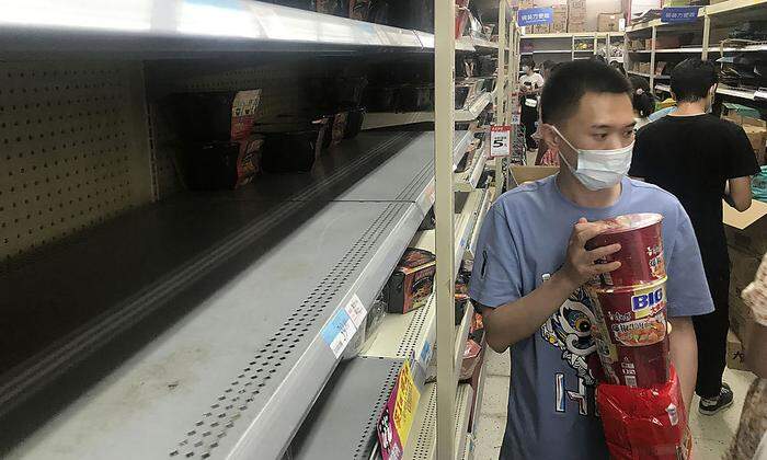 Wohl eine Begleiterscheinung des Lockdowns: Hamsterkäufe und leere Supermarktregale, hier in Wuhan.