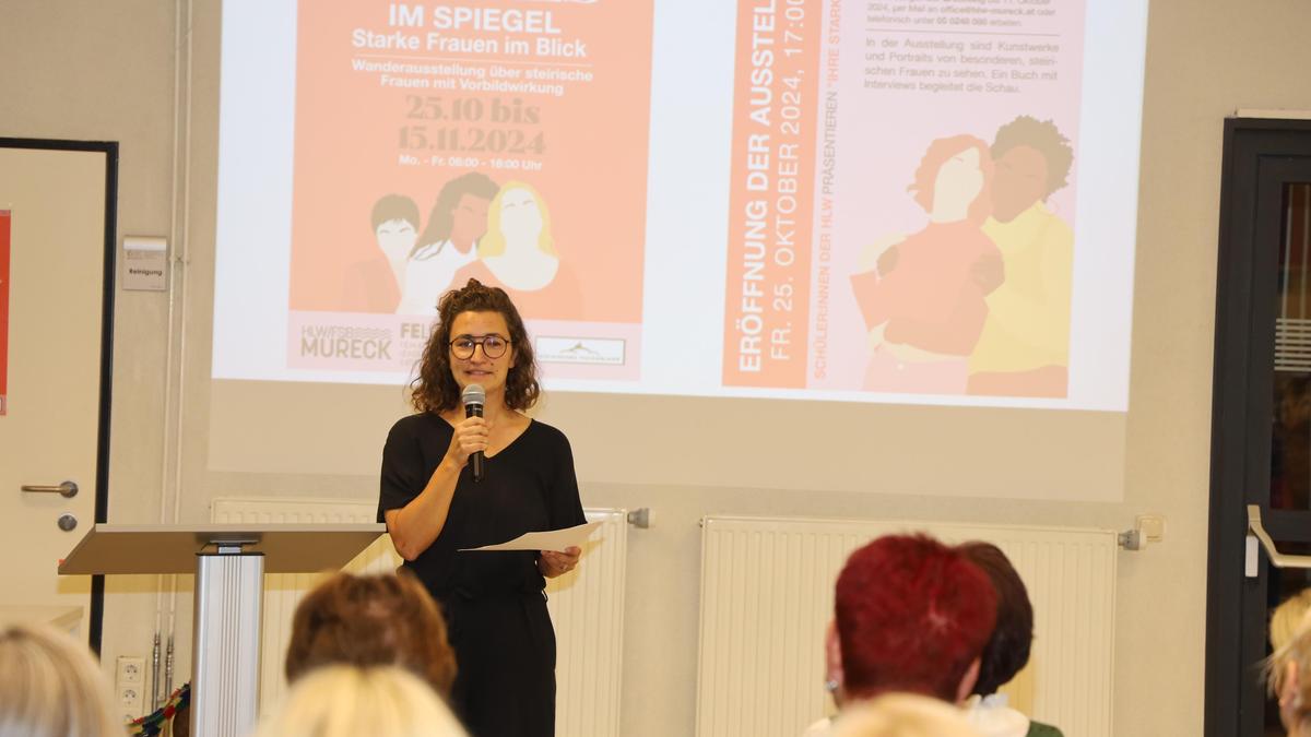 Elisabeth Leitner, Projektleiterin von Role Models im Spiegel, erklärte das Projekt bei der Ausstellungseröffnung an der HLW Mureck