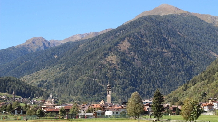 Sattgrüne Wiesen, Wälder, tiefe Schluchten, idyllische Dörfer: Sommer und Herbst sind die perfekte Jahreszeiten, um Urlaub im Trentino zu machen.